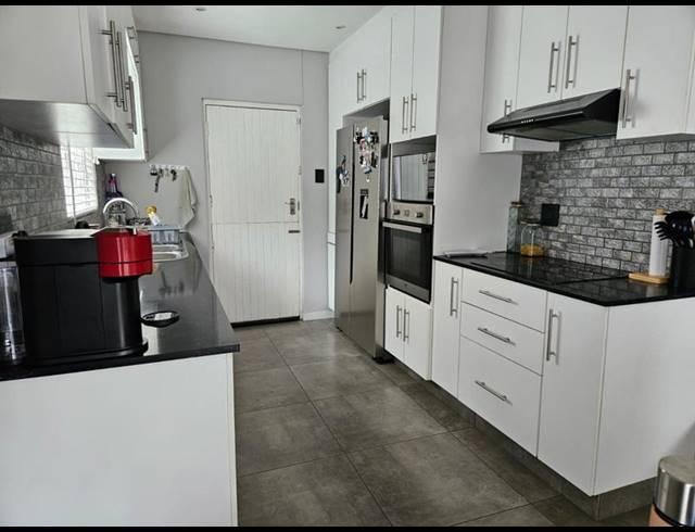 3 BEDROOM TOWNHOUSE FOR SALE IN DAWNCLIFFE